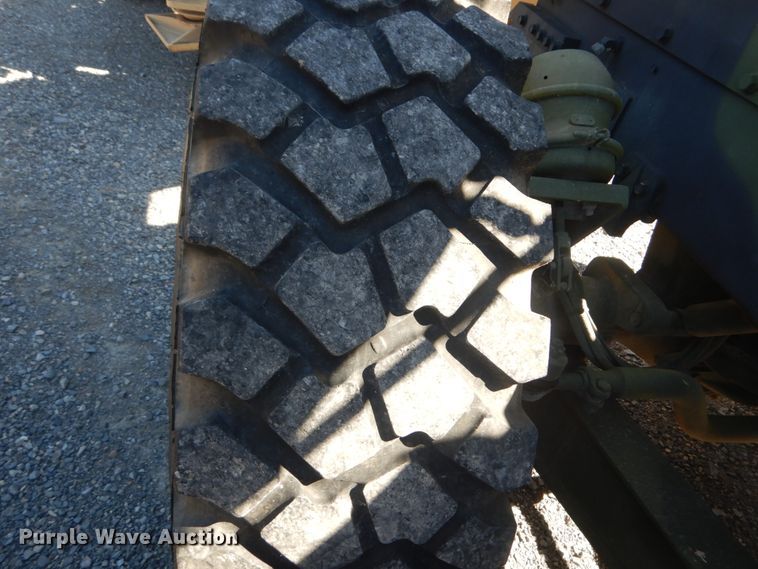 image for item JG9097 1994 Oshkosh M1070  semi truck