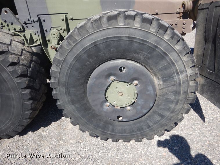 image for item JG9097 1994 Oshkosh M1070  semi truck