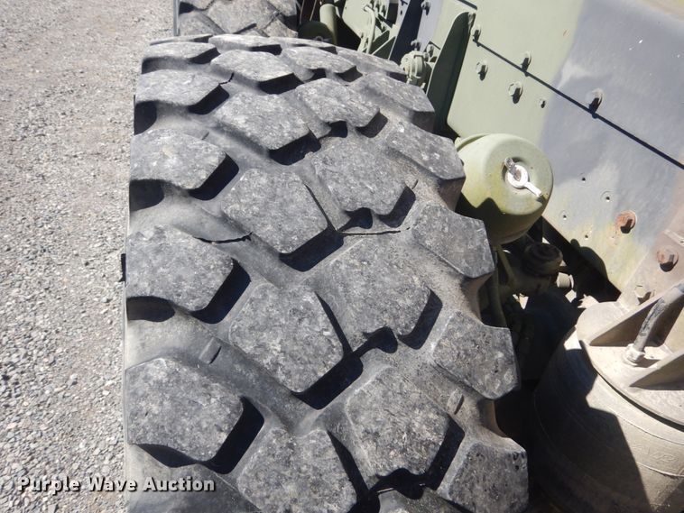 image for item JG9097 1994 Oshkosh M1070  semi truck