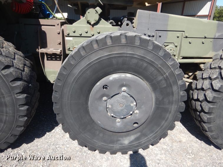 image for item JG9097 1994 Oshkosh M1070  semi truck