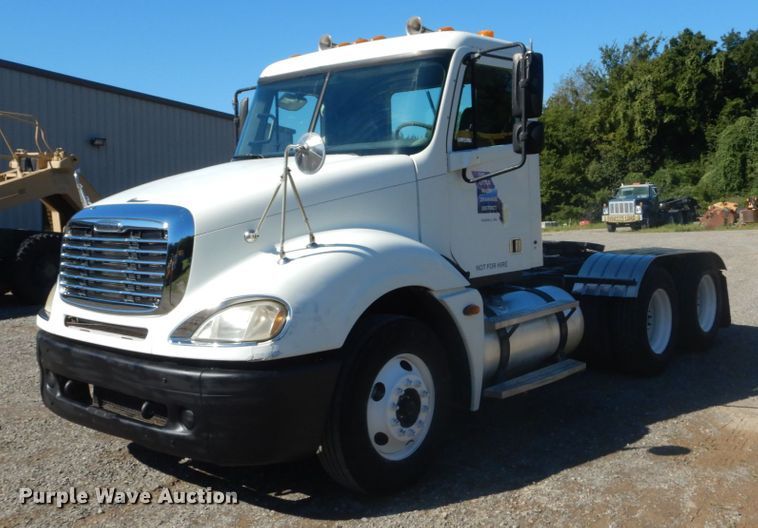 image for item JG9099 2004 Freightliner Columbia 120  semi truck