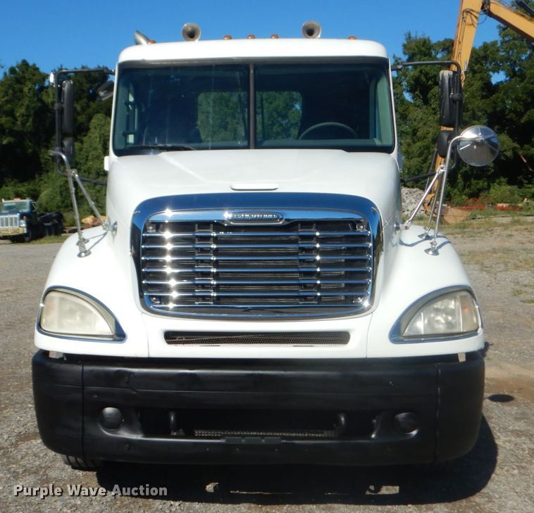 image for item JG9099 2004 Freightliner Columbia 120  semi truck