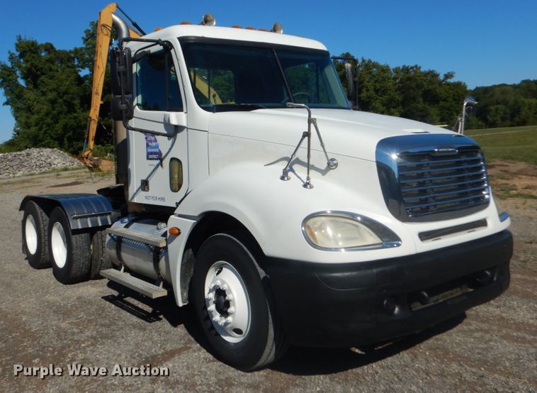 image for item JG9099 2004 Freightliner Columbia 120  semi truck