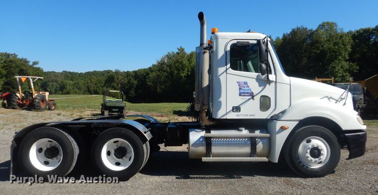 image for item JG9099 2004 Freightliner Columbia 120  semi truck