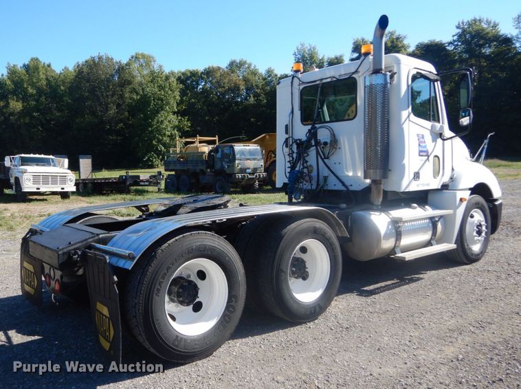 image for item JG9099 2004 Freightliner Columbia 120  semi truck