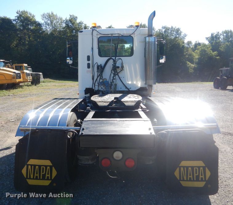 image for item JG9099 2004 Freightliner Columbia 120  semi truck