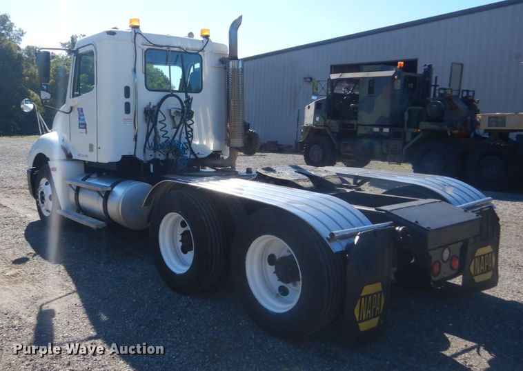 image for item JG9099 2004 Freightliner Columbia 120  semi truck