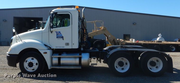 image for item JG9099 2004 Freightliner Columbia 120  semi truck