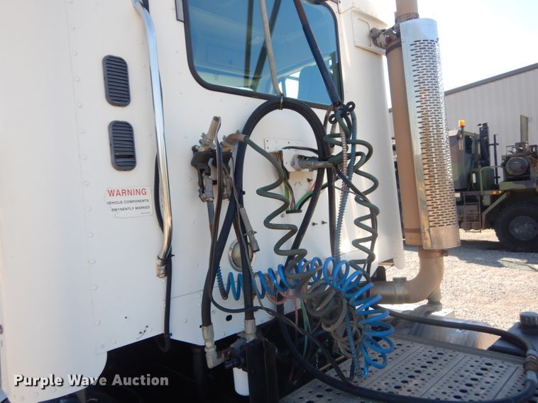 image for item JG9099 2004 Freightliner Columbia 120  semi truck