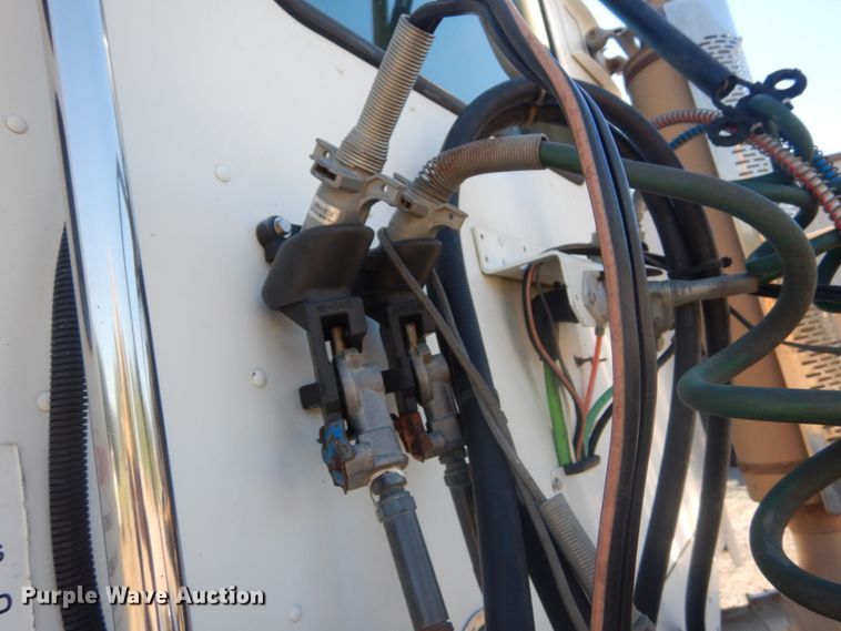 image for item JG9099 2004 Freightliner Columbia 120  semi truck