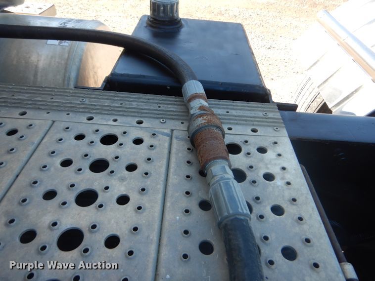 image for item JG9099 2004 Freightliner Columbia 120  semi truck