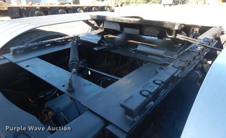 image for item JG9099 2004 Freightliner Columbia 120  semi truck