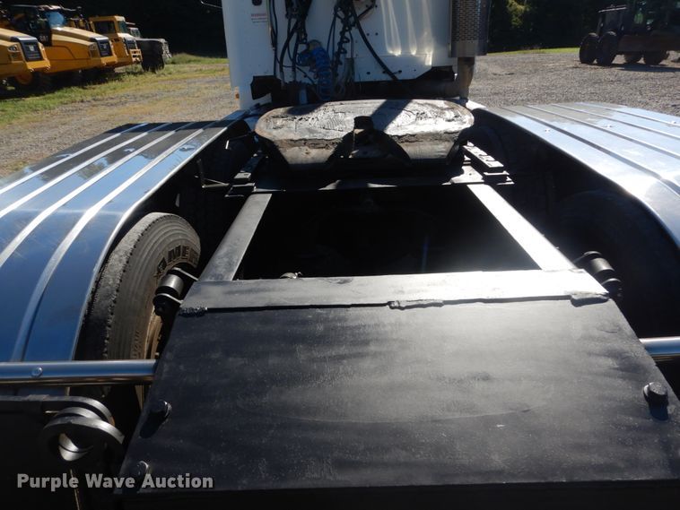 image for item JG9099 2004 Freightliner Columbia 120  semi truck