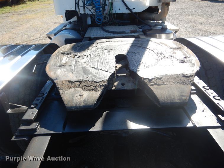 image for item JG9099 2004 Freightliner Columbia 120  semi truck