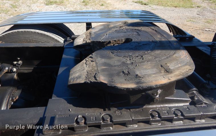 image for item JG9099 2004 Freightliner Columbia 120  semi truck