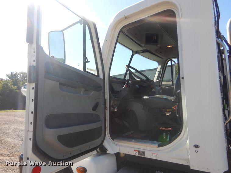 image for item JG9099 2004 Freightliner Columbia 120  semi truck