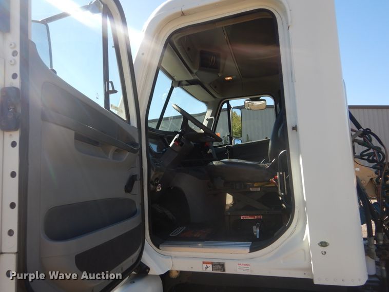 image for item JG9099 2004 Freightliner Columbia 120  semi truck