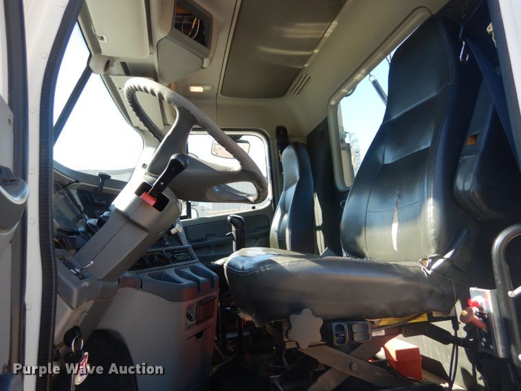 image for item JG9099 2004 Freightliner Columbia 120  semi truck