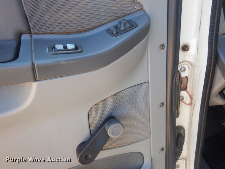 image for item JG9099 2004 Freightliner Columbia 120  semi truck