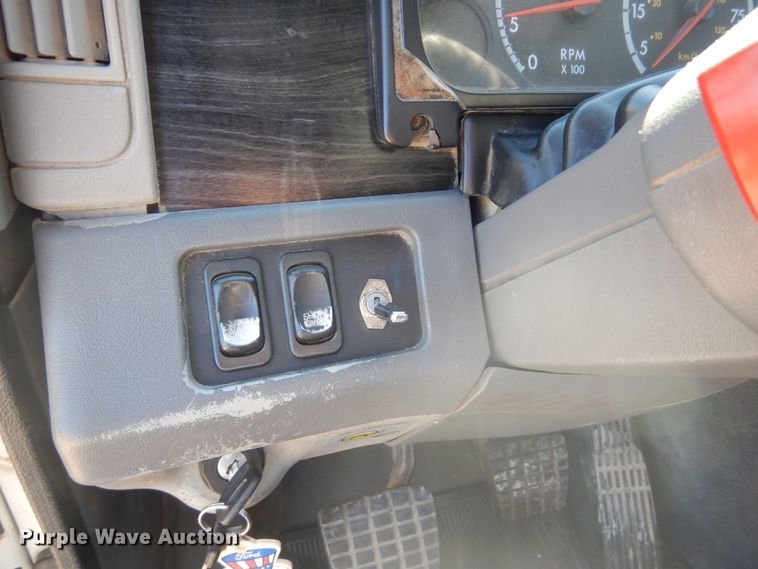 image for item JG9099 2004 Freightliner Columbia 120  semi truck