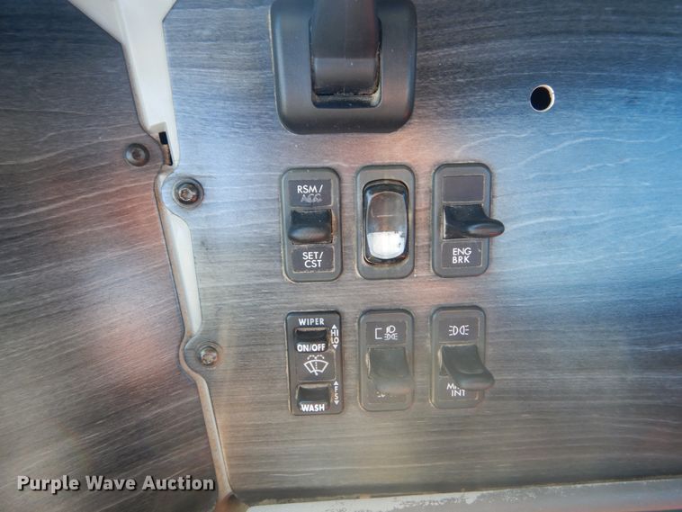 image for item JG9099 2004 Freightliner Columbia 120  semi truck