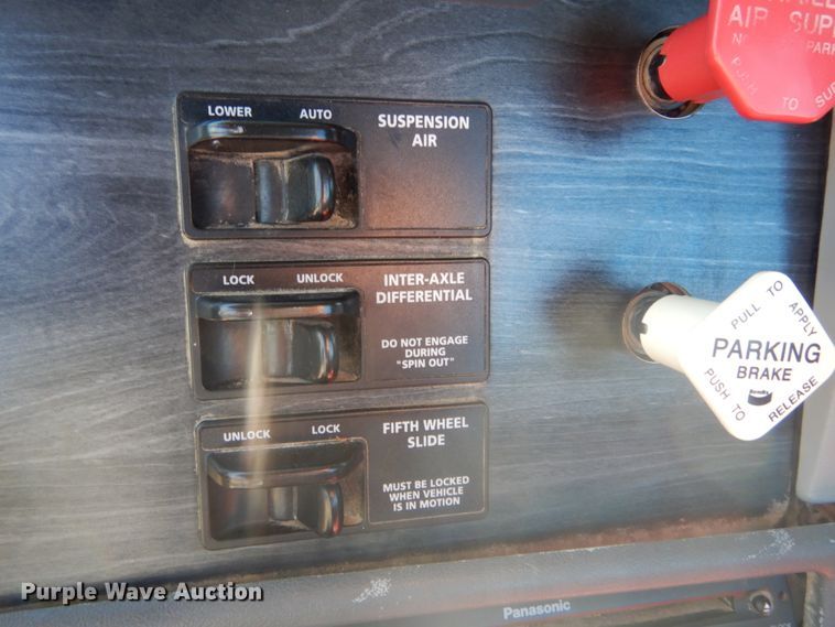 image for item JG9099 2004 Freightliner Columbia 120  semi truck