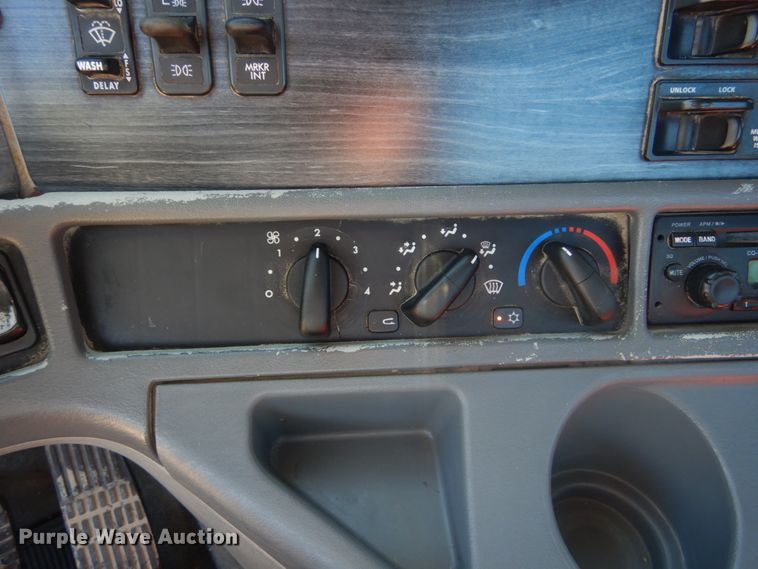 image for item JG9099 2004 Freightliner Columbia 120  semi truck