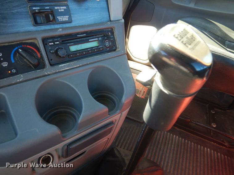 image for item JG9099 2004 Freightliner Columbia 120  semi truck