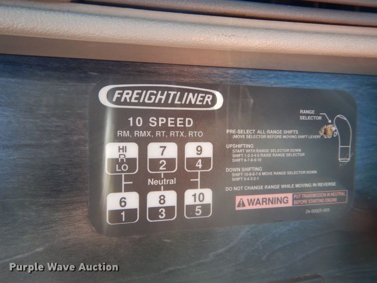 image for item JG9099 2004 Freightliner Columbia 120  semi truck