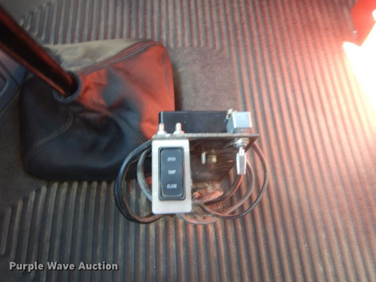 image for item JG9099 2004 Freightliner Columbia 120  semi truck