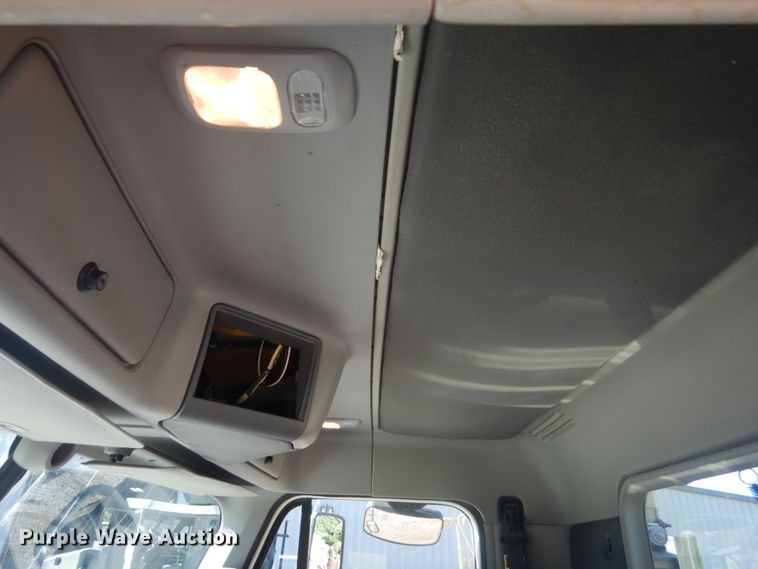 image for item JG9099 2004 Freightliner Columbia 120  semi truck