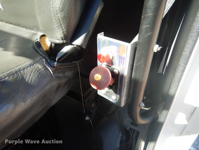 image for item JG9099 2004 Freightliner Columbia 120  semi truck