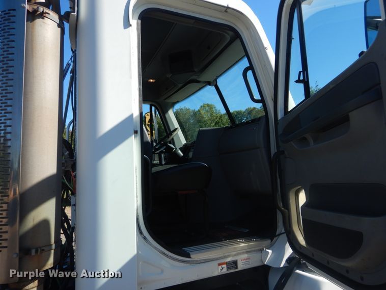 image for item JG9099 2004 Freightliner Columbia 120  semi truck