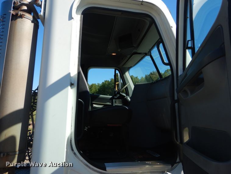 image for item JG9099 2004 Freightliner Columbia 120  semi truck