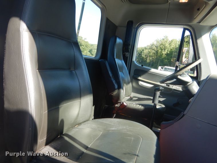 image for item JG9099 2004 Freightliner Columbia 120  semi truck