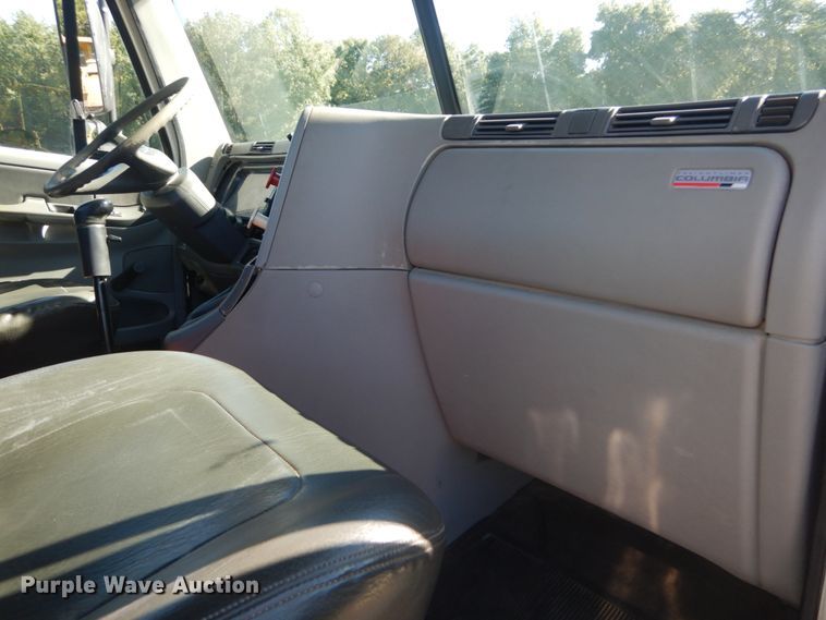 image for item JG9099 2004 Freightliner Columbia 120  semi truck