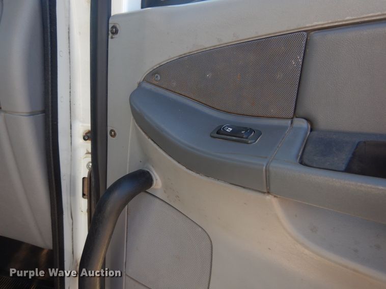 image for item JG9099 2004 Freightliner Columbia 120  semi truck