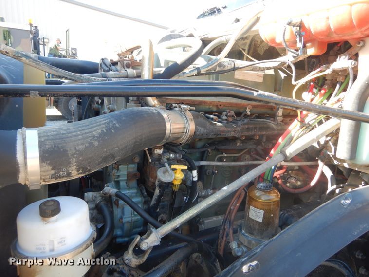 image for item JG9099 2004 Freightliner Columbia 120  semi truck