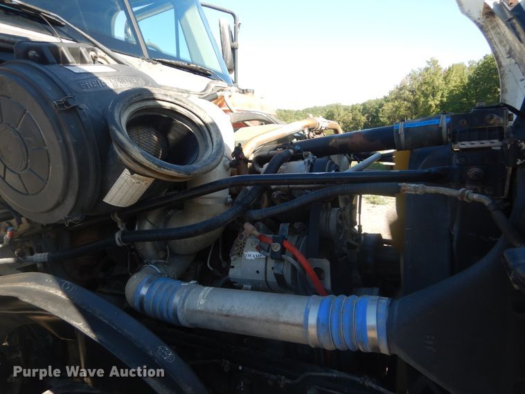 image for item JG9099 2004 Freightliner Columbia 120  semi truck