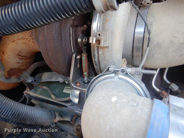 image for item JG9099 2004 Freightliner Columbia 120  semi truck