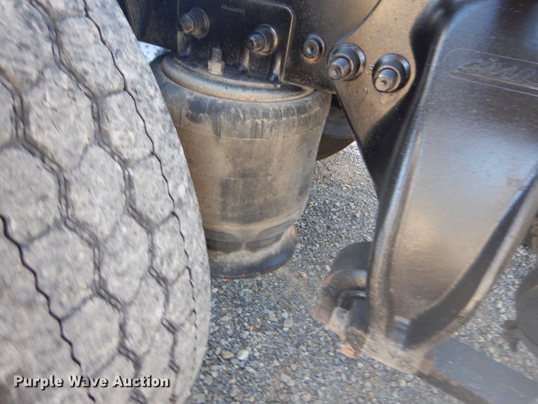 image for item JG9099 2004 Freightliner Columbia 120  semi truck