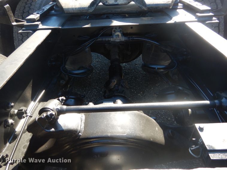 image for item JG9099 2004 Freightliner Columbia 120  semi truck