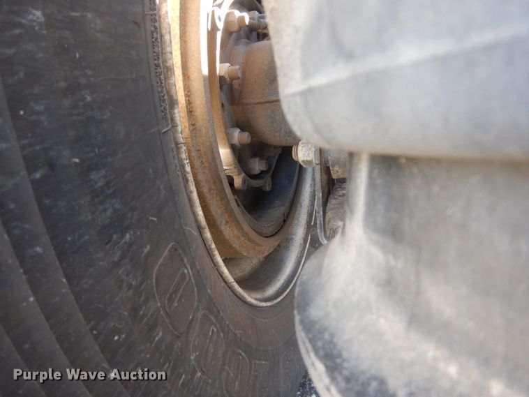 image for item JG9099 2004 Freightliner Columbia 120  semi truck