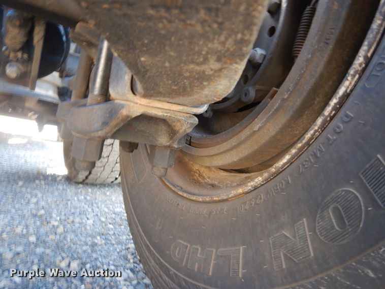 image for item JG9099 2004 Freightliner Columbia 120  semi truck