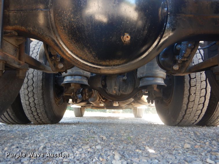 image for item JG9099 2004 Freightliner Columbia 120  semi truck