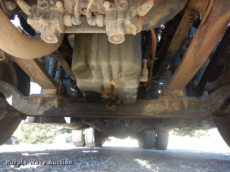 image for item JG9099 2004 Freightliner Columbia 120  semi truck