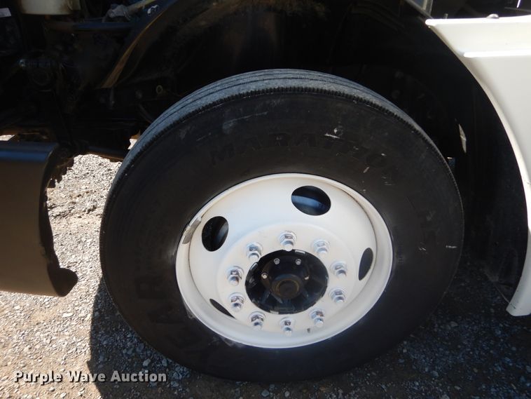 image for item JG9099 2004 Freightliner Columbia 120  semi truck