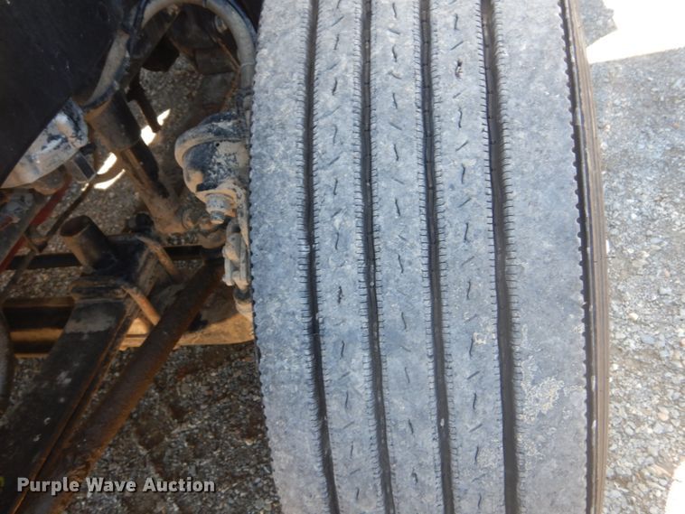 image for item JG9099 2004 Freightliner Columbia 120  semi truck