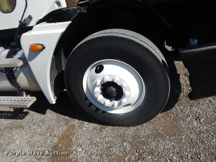 image for item JG9099 2004 Freightliner Columbia 120  semi truck