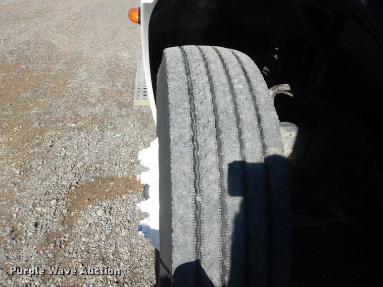 image for item JG9099 2004 Freightliner Columbia 120  semi truck